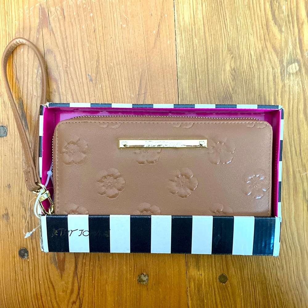 ⚜️Betsey Johnson Tan 3D Flower Design Wallet! NWT!